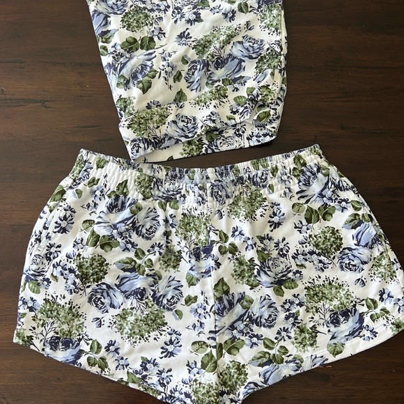 Levi Brand Shorts + Crewneck set - Picture 5 of 6